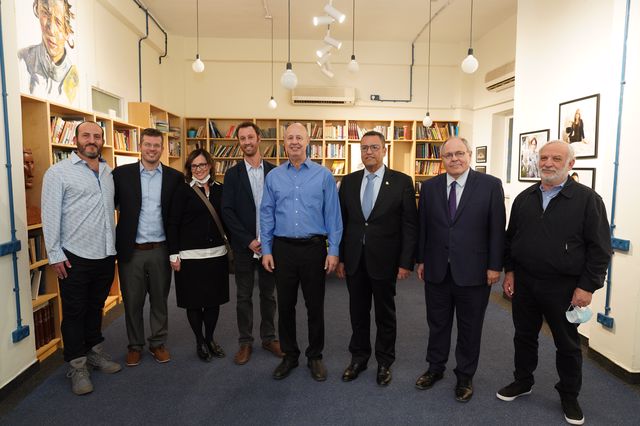 הרצל מקוב יו"ר מרכז בגין, דני דיין יו"ר יד ושם, משה ליאון ראש העיר ירושלים, ח"כ צחי הנגבי בנה של גאולה כהן, אסף ברקי מנכ"ל בית אורי צבי, ציפי גולדברג ממשרד התרבות, ד"ר רונן שובל יו"ר המועצה הציבורית בית אורי צבי, אלחי סלומון אוצר התערוכה.