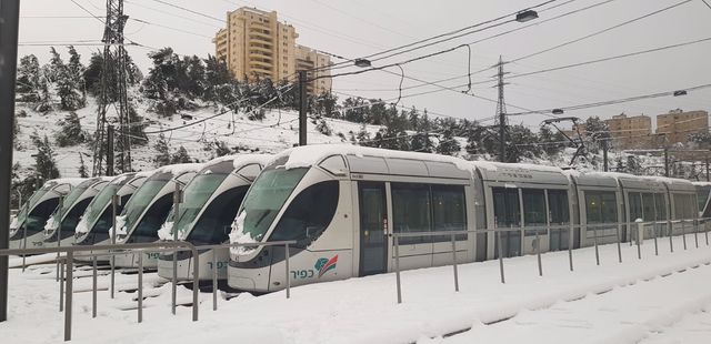 'כפיר - הרכבת הקלה ירושלים' בשלג צילום שאדי אבו סרה
