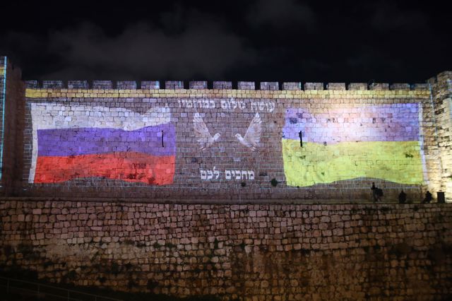 עיריית ירושלים האירה את חומות העיר העתיקה בדגלי רוסיה ואוקראינה לצד המשפט "מחכים לכם"