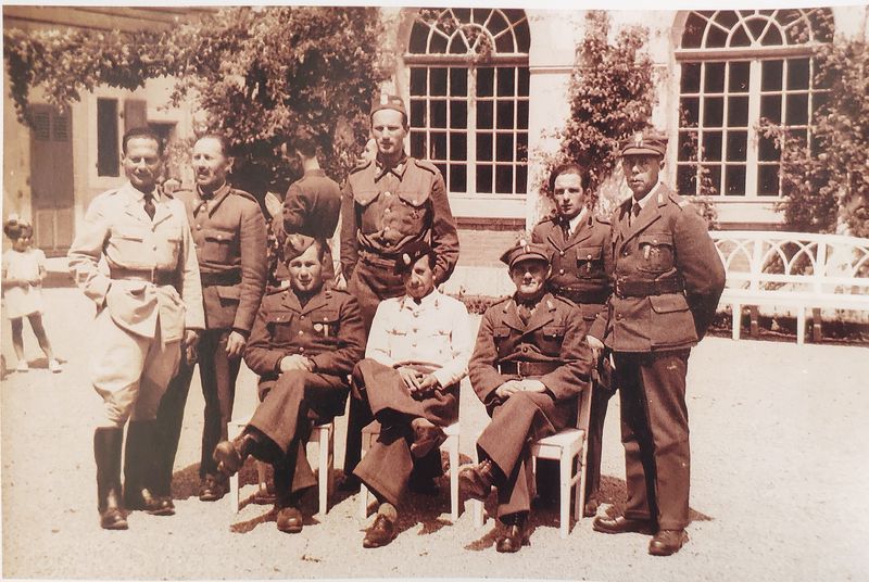אלי בורובסקי (במרכז השורה האחורית) במחנה סגר שוויצרי בז'נבה, 1943