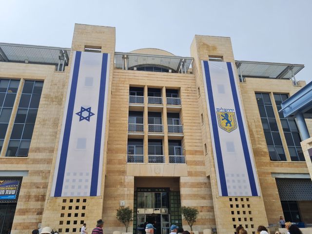 דגלי ישראל וירושלים יונפו ויעטרו בניינים, גשרים וקירות ברחבי העיר לכבוד יום ירושלים