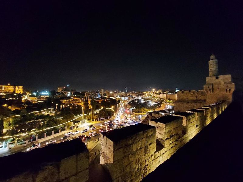 סיור רומנטי - חלום ליל קיץ אהבות על החומות וסיור בין הערביים לכל המשפחה- אוגוסט בטיילת החומות בירושלים