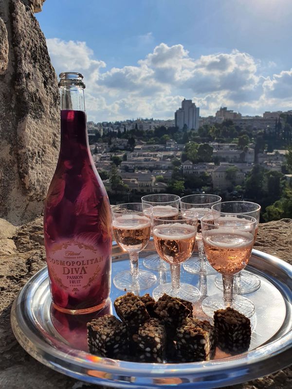 סיור רומנטי - חלום ליל קיץ אהבות על החומות וסיור בין הערביים לכל המשפחה- אוגוסט בטיילת החומות בירושלים