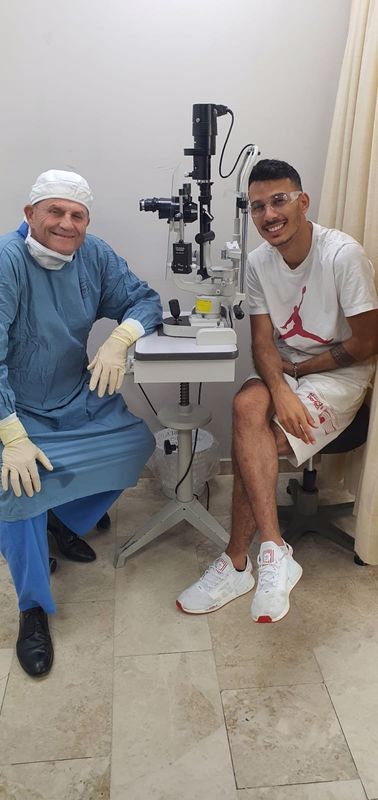 דר לוינגר שמואל עם הזמר אבי אבורמי -- ניתוח עיניים