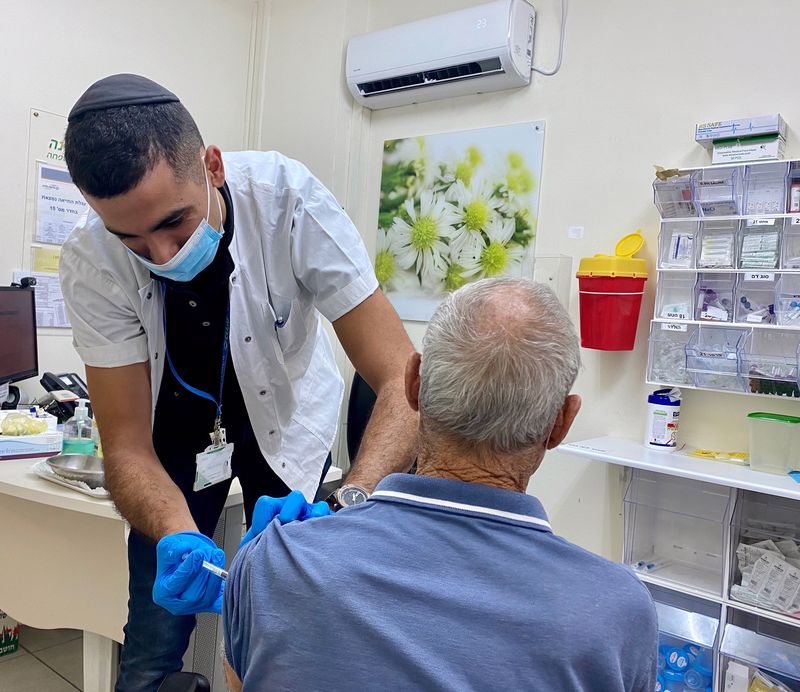 אריה בן חמו, מנהל סיעוד במרפאת כללית בית וגן מחסן את יעקב מנדיל (89)