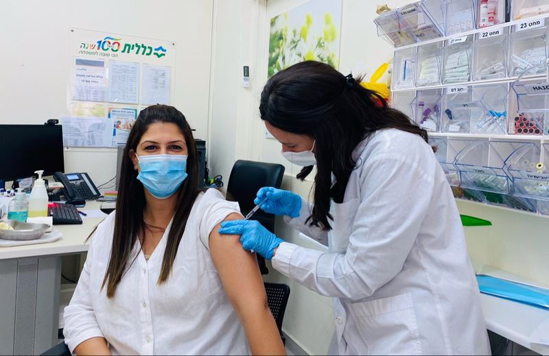 האחות גילה ניסנקרן מחסנת את נעמה ארז , מנהלת אדמיניסטרטיבית במרפאת כללית בית וגן, ירושלים