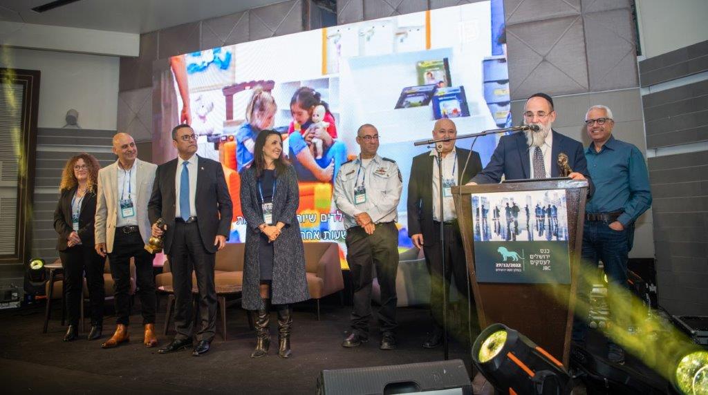 קלמן סמואלס נשיא שלוה מקבל אות בכנס ירושלים לעסקים