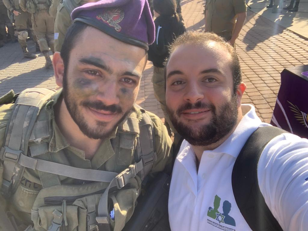 דניאל אלבז ואחד החיילים שהוא מלווה. צילום עמותת אח גדול למען חיילים בודדים