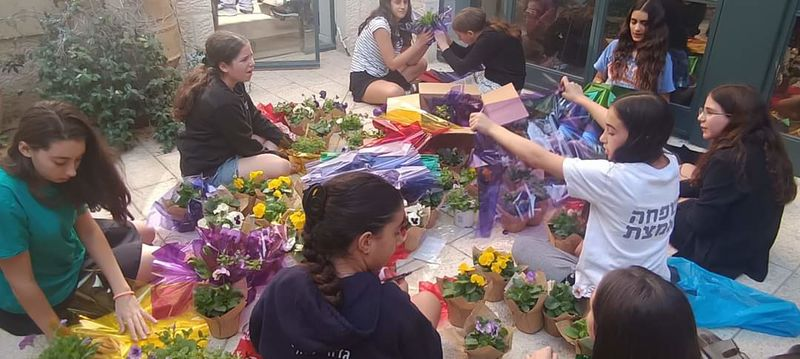 תלמידות הרטמן אורזות שתילים למשפחות המגויסים (צילום: דוברות עיריית ירושלים)