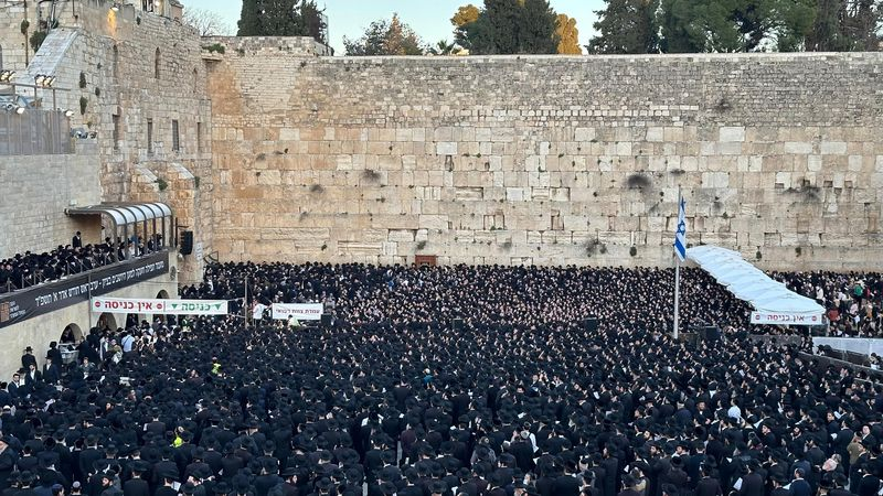 רבבות השתתפו בתפילה בכותל למען שלום עם ישראל, החיילים והחטופים