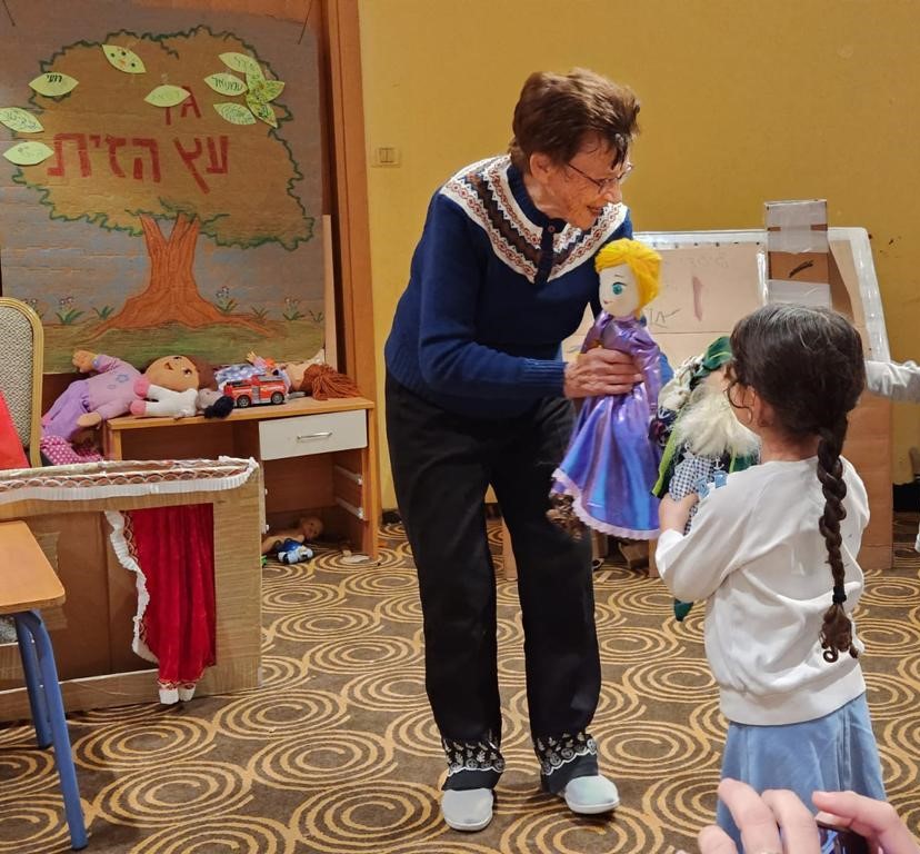 שטיינברג, מפעילה בהתנדבות תיאטרון בובות עם ילדים מפונים מהדרום. 