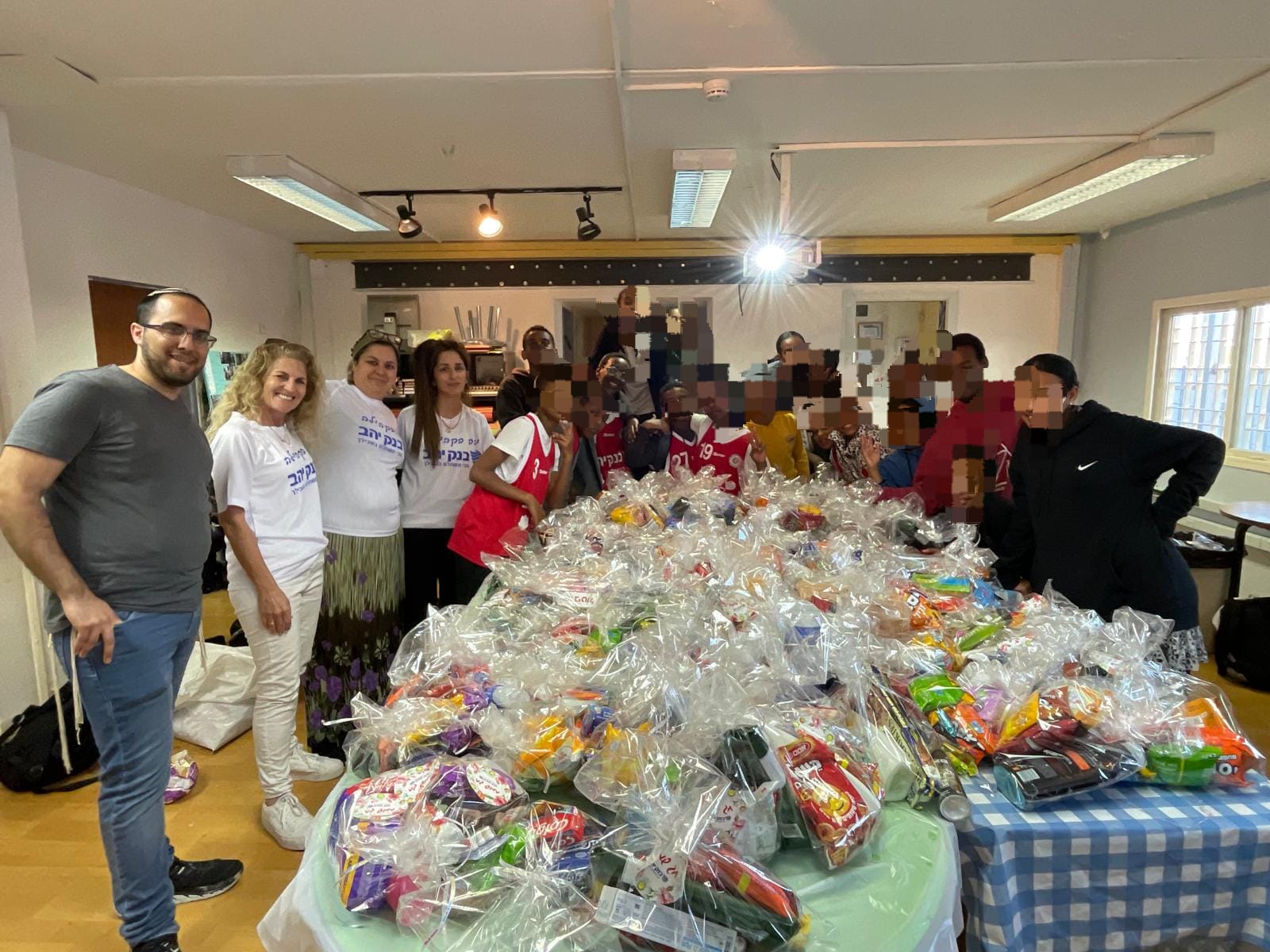 עובדי בנק יהב יחד עם קבוצות נוער של עמותת הפועל ירושלים בשיתוף פעולה לכבוד פורים