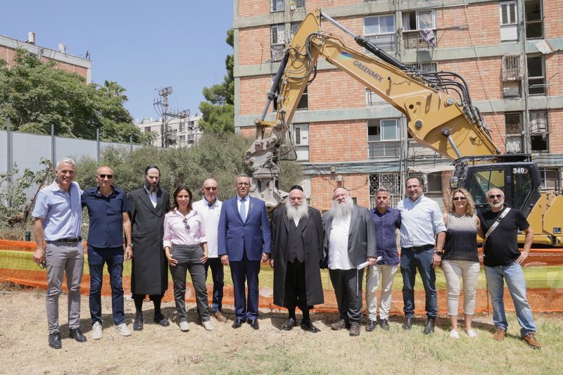 הנהלת אפריקה התחדשות עירונית וקדמת היובל עם ראש העיר משה ליאון ושר הבינוי והשיכון יצחק גולדקונפף