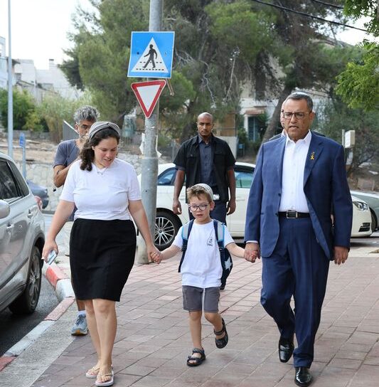 חוזרים ללימודים. ראש העיר מלווה את אחיה זנילמן לכיתה א'. צילום מהארכיון: ארנון בוסאני