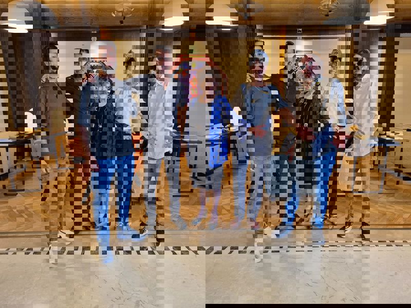 מימין - בועז בנאי, נעה ברדוגו-פסטרנק מנכ"לית הבית, יעל ענתבי המשנה לראש העיר, אורי בנאי ונועם בנאי