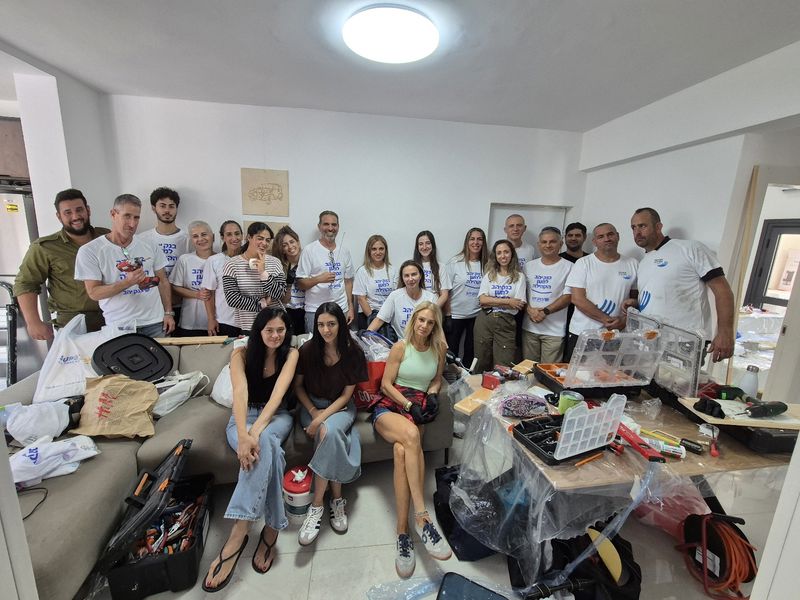 עובדי בנק יהב משפצים את בתיהם של החיילים הבודדים קרדיט צילום- בנק יהב