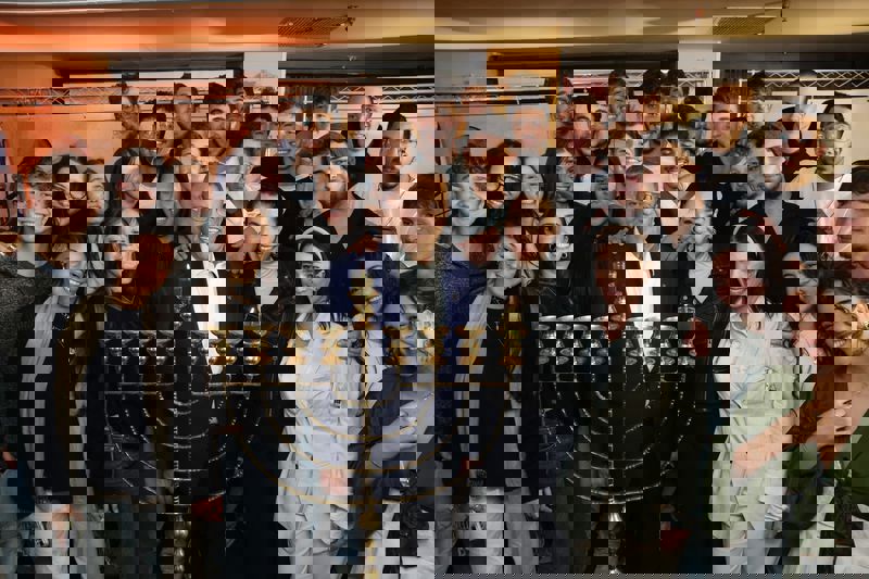 חניכי המכינות הקדם-צבאיות בעיר עם ראש העיר בטקס שהתקיים ב"איגרא, בית לצעירים" ברחוב הנביאים