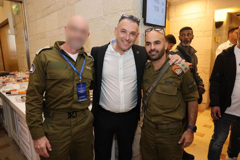 מפקד מחוז ירושלים והמרכז, אל״ם אוהד מויאל, מימין, יחד עם מפקד פיקוד העורף לשעבר, אמיר בן דוד (באמצע).