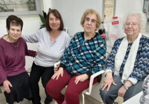 בתוך רגעי ההמתנה מצליחות הדיירות לייצר איים של שפיות. השיחות עוברות במהירות מנושאי המלחמה הכבדים לנושאים של חולין: מתכונים, בישולים וחוויות יומיומיות. שרה והחברות במרחב המוגן