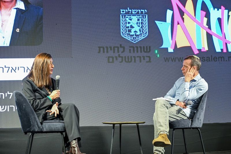 אריאלה רג'ואן פורסת את תוכניות הפיתוח של הבירה בפני פרשן חדשות 12, עמית סגל: פריסת 70 ק"מ של מסילות, שיא בהתחלות בנייה והתמודדות עם משבר התיירות.