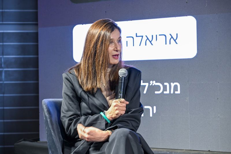 אריאלה רג'ואן פורסת את תוכניות הפיתוח של הבירה בפני פרשן חדשות 12, עמית סגל: פריסת 70 ק"מ של מסילות, שיא בהתחלות בנייה והתמודדות עם משבר התיירות.