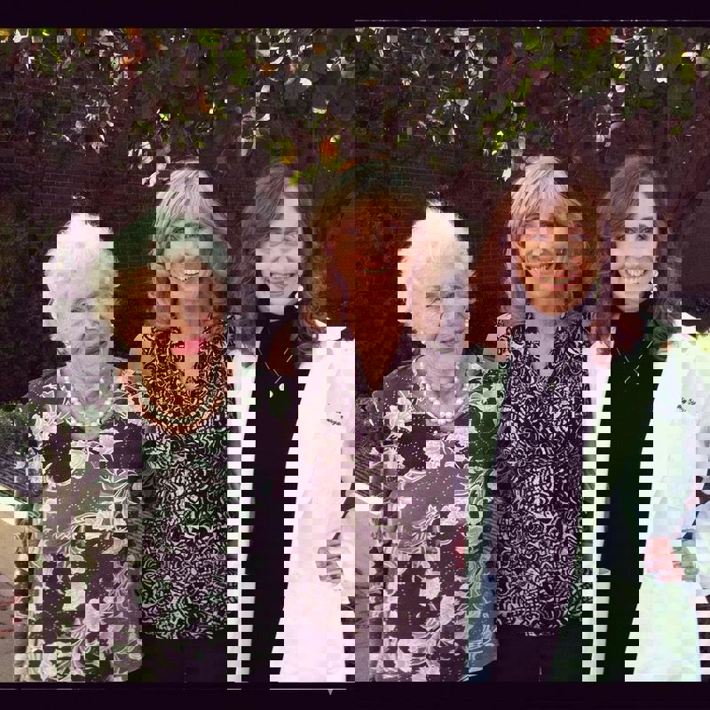 ד'ר אמילי סטייר , אמה וסבתה הרופאות