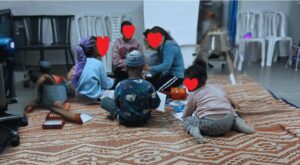 ילדים משחקים על שטיח צבעוני