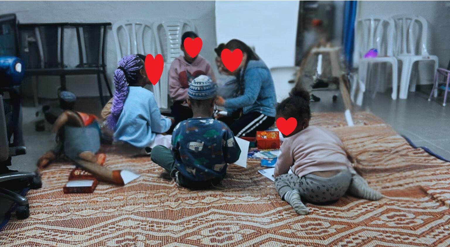 ילדים משחקים על שטיח צבעוני