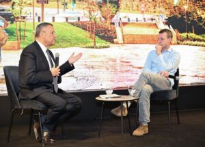 עמית סגל מראיין את משה ליאון. צילום אבי חיון