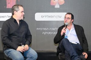 דיון מרתק בין ד"ר דניאל רואש, מנהל תחום סקרי עסקים ואינדיקטורים כלכליים בלמ"ס, לבין דובר הלשכה, ערן רופאלידיס צילום אבי חיון