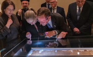 נשיא המדינה, יצחק הרצוג ורעייתו מיכל, עשרות שגרירים, נספחי תרבות ואורחים רמי דרג. צילום: אלי פוזנר.