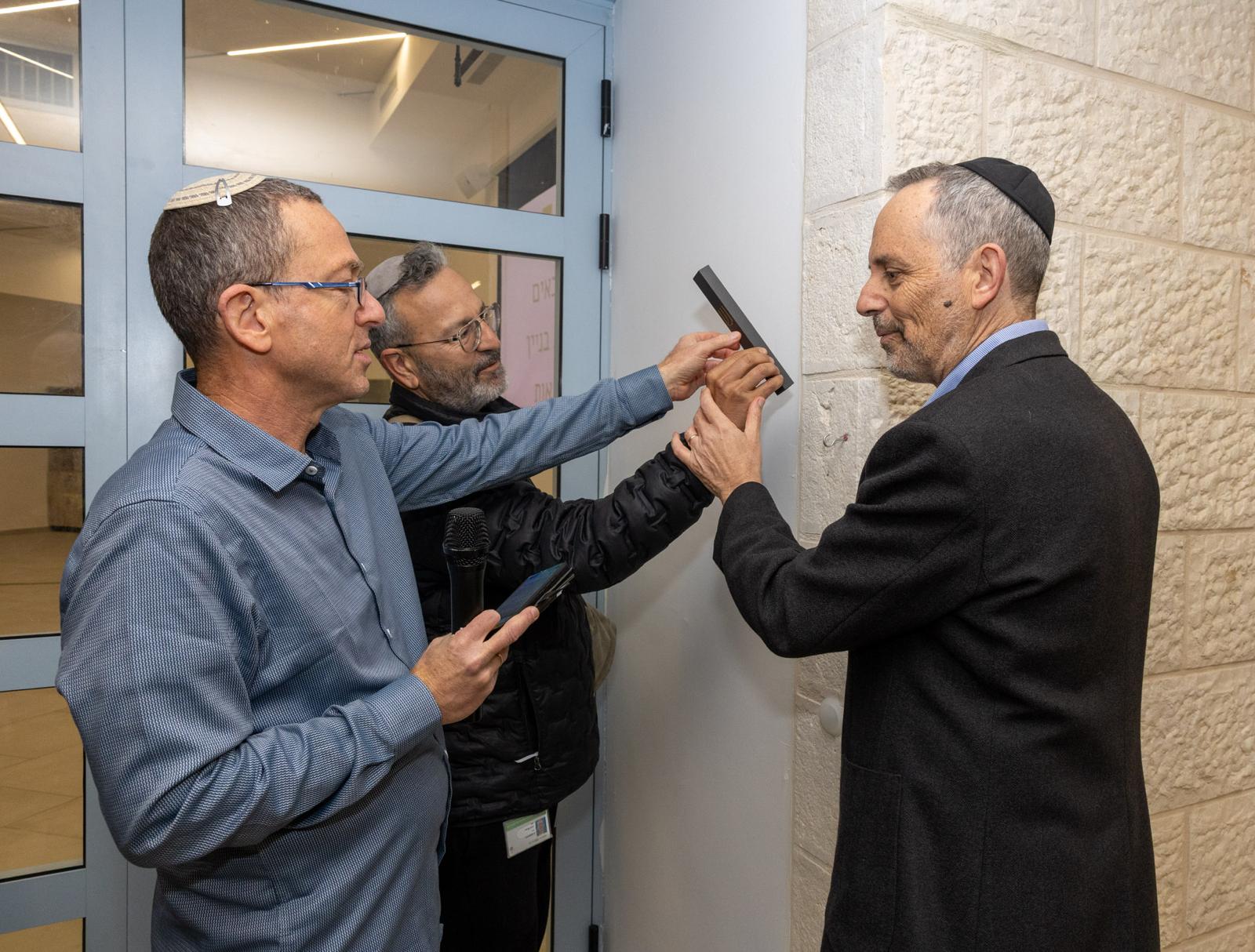 בקביעת המזוזה: מימין אריק גרבלסקי (נשיא הקרן לירושלים) ומשמאל יניב מזר (ראש הנהגת הצופים בירושלים), ברגע של התרגשות עם פתיחת הדלתות.