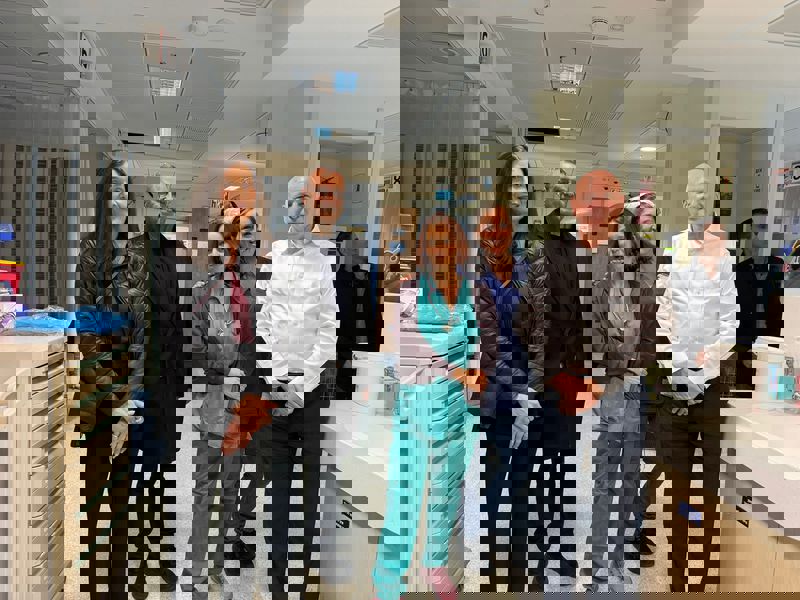 בפגייה: מנכ"ל הדסה פרופ' יורם וייס, אחות היחידה למניעת זיהומים איילת פבור, מנהלת מחלקת פגים ויילודים ד"ר נעה אופק שלומאי, ראש העיר משה ליאון ומנכ"לית העירייה אריאלה רג'ואן. צילום ארנון בוסאני