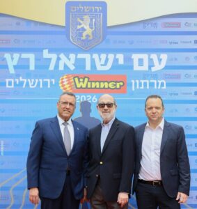 עדי דנה, מנכ"ל אזורים (מימין), הרשי פרידמן, יו"ר הדריקטוריון ובעל השליטה בחברת אזורים, ומשה ליאון, ראש עיריית ירושלים, צילום: ארנון בוסאני