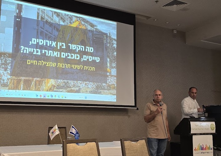 קובי שלו, סמנכ"ל שיווק ומכירות ב"צומת בטיחות" בכנס ברמת רחל של בוני ירושלים