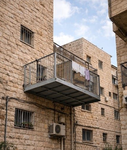 המרפסת המרשימה נבנתה עם היתר בעירייה אך ללא רישום בטאבו.