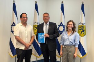 ד"ר דוד קורן מנכל מכון ירושלים למחקרי מדיניות; תגל קומיי מנהלת פרסומים ותפעול במכון ירושלים למחקרי מדיניות וראש העיר משה ליאון. צילום דוברות עיריית ירושלים