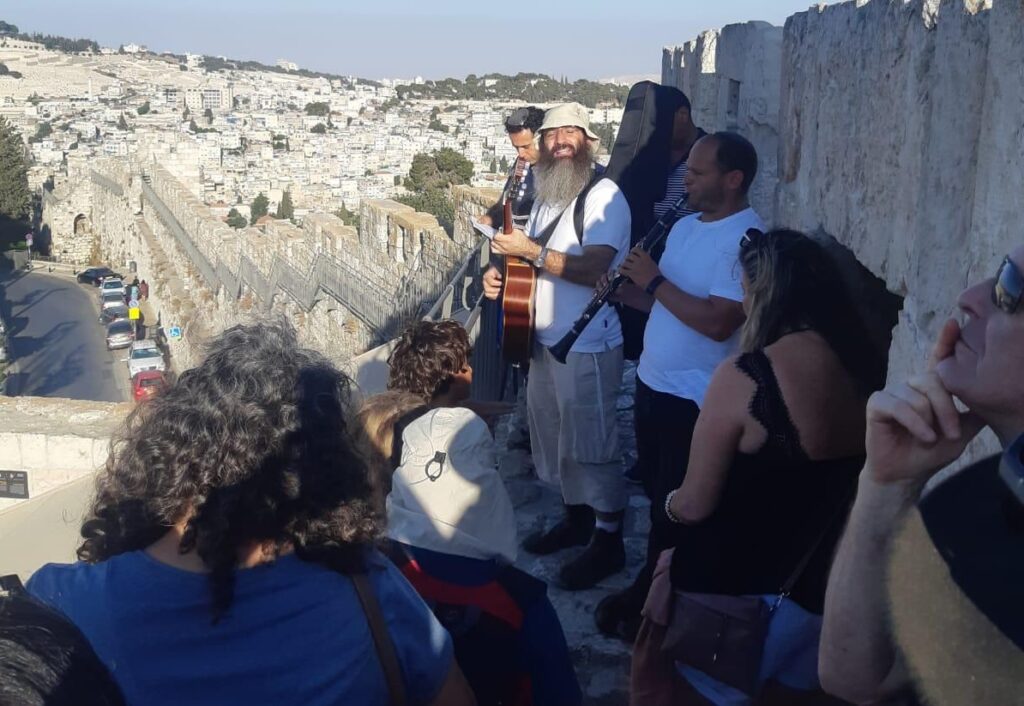 הסיור המזמר על חומות העיר ירושלים, כולל מדריכים על כלים מוזיקאליים