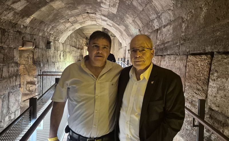 מימין - אברהם נובוגרוצקי ואיציק ג'רבי_800x493