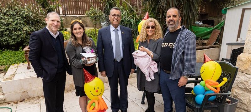 ראש עיריית ירושלים, משה ליאון, ומייסד-שותף ומנכל נפש בנפש, הרב יהושע פס במשלוח מנות לעולים חדשים בירושלים. קרדיט צילום נתנאל כהן_