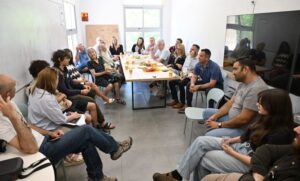 המשלחת הבכירה של מנהלות ומנהלי מחוזות חינוך ודרגי פיקוח בכירים מארצות הברית במפגש עם תלמידים.  צילום: שלומי אמסלם 