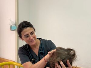 ד"ר לאה סרנה כאהן, מומחית ברפואה דחופה בילדים במלר"ד, ניקתה ותפרה את החתך
