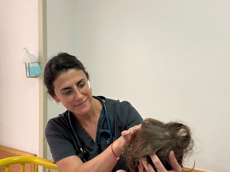 ד"ר לאה סרנה כאהן, מומחית ברפואה דחופה בילדים במלר"ד, ניקתה ותפרה את החתך
