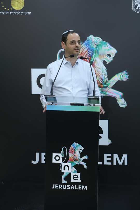 מנכ"ל הרשות לפיתוח ירושלים, צחי נמיר באירוע חנוכת המשרדים וגזירת הסרט החגיגי בהר חוצבים. צילום עזרא לוי