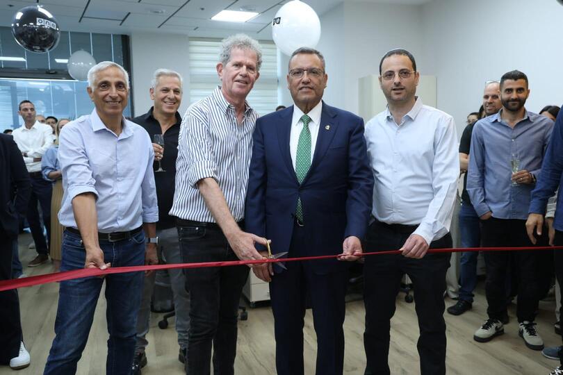 מנכ״ל הרל״י, צחי נמיר, ראש העיר משה ליאון, משנה למנכ״ל וואן ,עדי שיין, ומנהל חטיבת טרנפורמציה דיגיטלית. צילום עזרא לוי