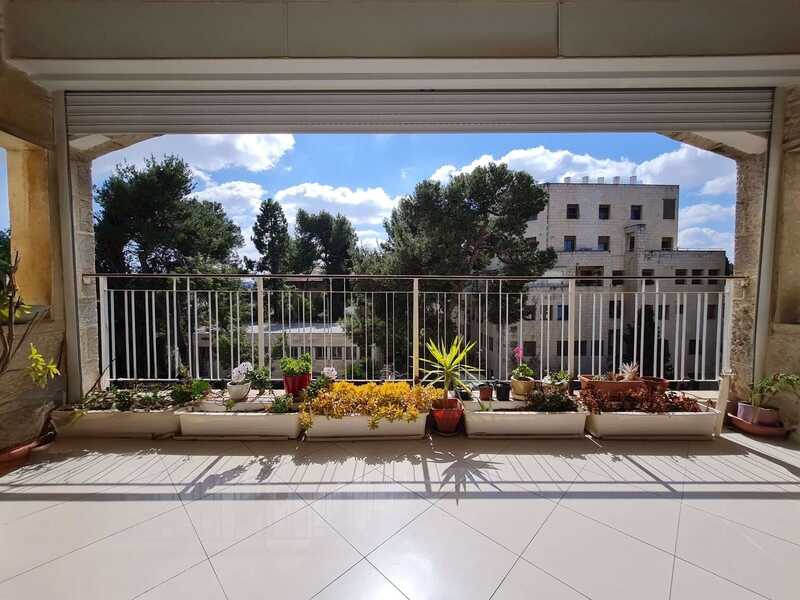 רחוב אלרואי בקטמון הישנה בקומה השלישית, בשטח של 95 מ"ר, הכוללת מעלית, מרפסת בשטח של 15 מ"ר, מחסן וחניה. צילום: דבורה דריי