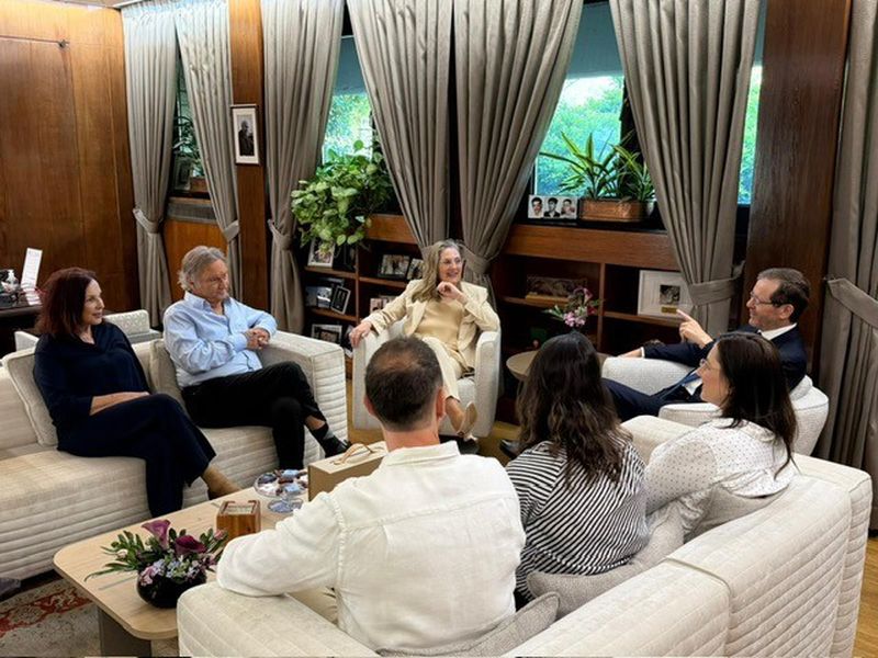 קלינגר העניק לנשיא בהתרגשות את האוסף הייחודי והמהודר "שאהבתי"