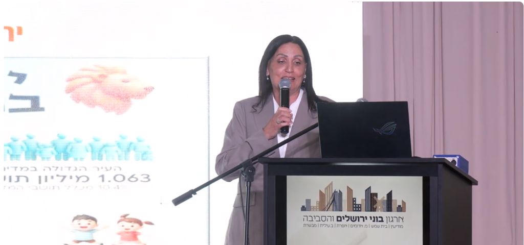 פנינה אלה מנהלת סקטור הנדלן במזרחי טפחות בכנס בוני ירושלים