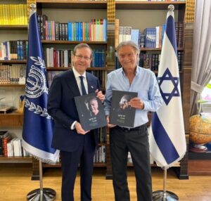 נשיא המדינה הרצוג מקבל לידיו את האוסף שאהבתי שיצר המלחין יאיר קלינגר. צילום דוברות בית הנשיא.