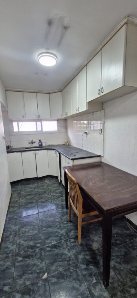 דירת שיכון ותיקה בת 3 חדרים, הממוקמת בקומה השנייה ברחוב קולומביה שבשכונת קריית מנחם, הושכרה לאחרונה במחיר של 3,800 ש"ח לחודש.